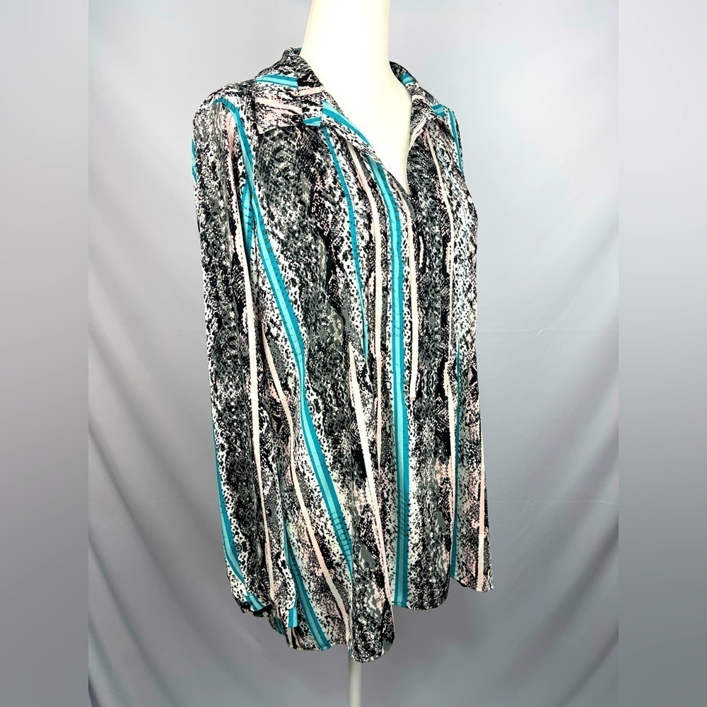 NY Collection animal print hook & eye half closure blouse women’s size M - Picture 3 of 13